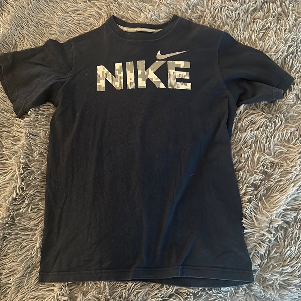 Boys Nike short sleeve tee. Size L.